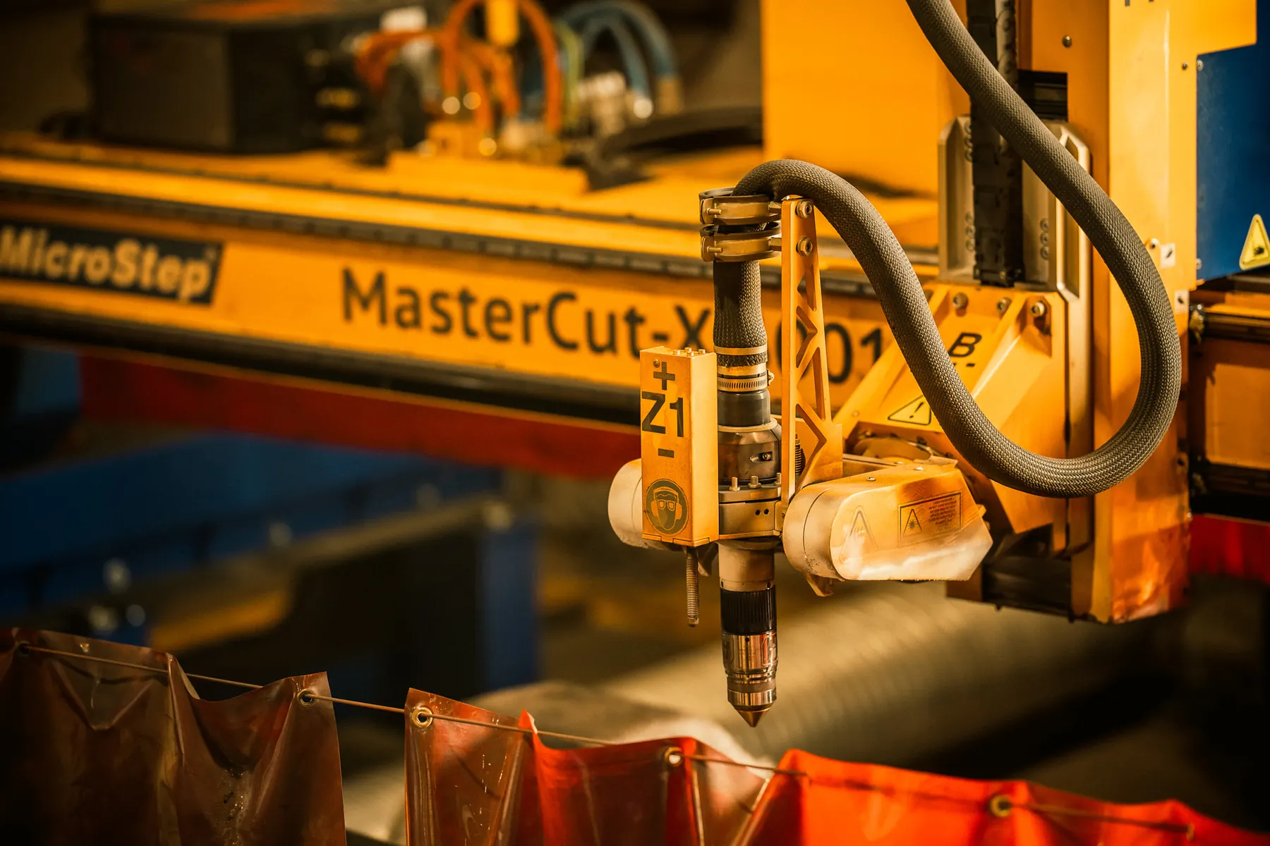 MicroStep MasterCut-X -polttoleikkauskoneen leikkauspää työn aikana